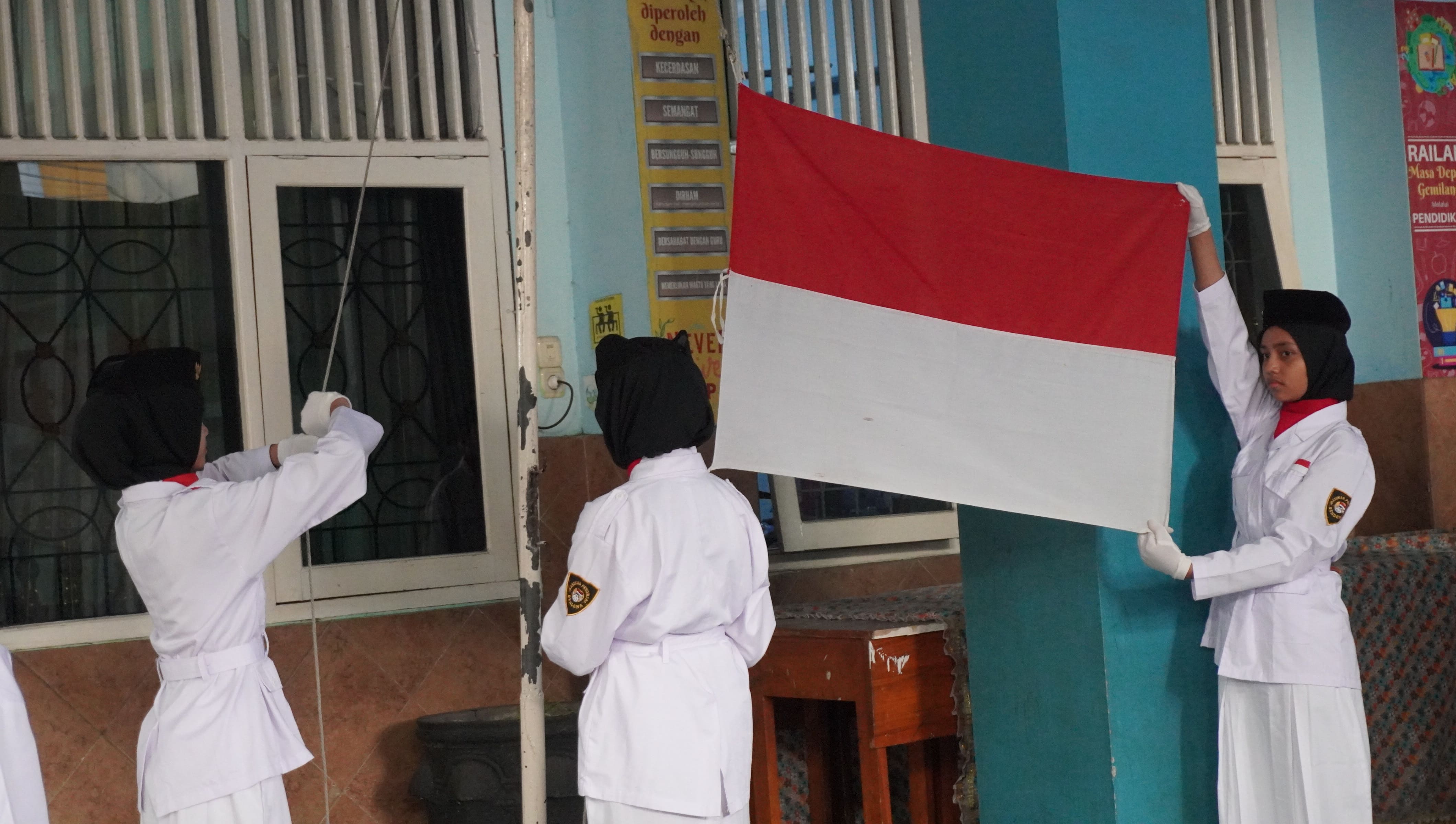 Pengibaran bendera dalam Upacara Peringatan HUT Ke-81 RI