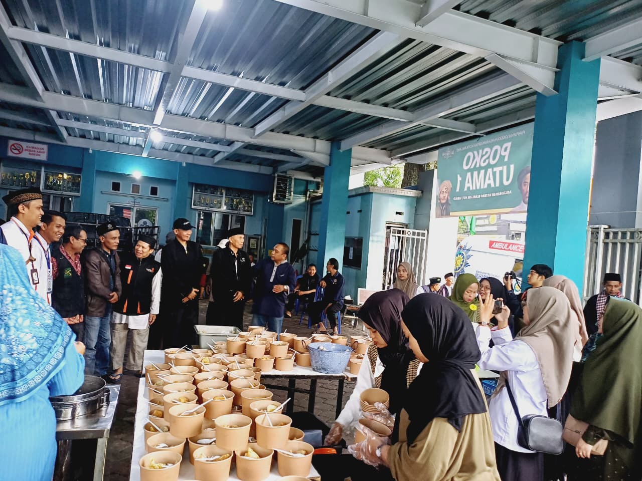 Prof, Dr Abdul Haris, MA (Pimpinan Daerah Muhammadiyah Malang) meninjau lokasi posko utama di SD Muhammadiyah 1 Malang