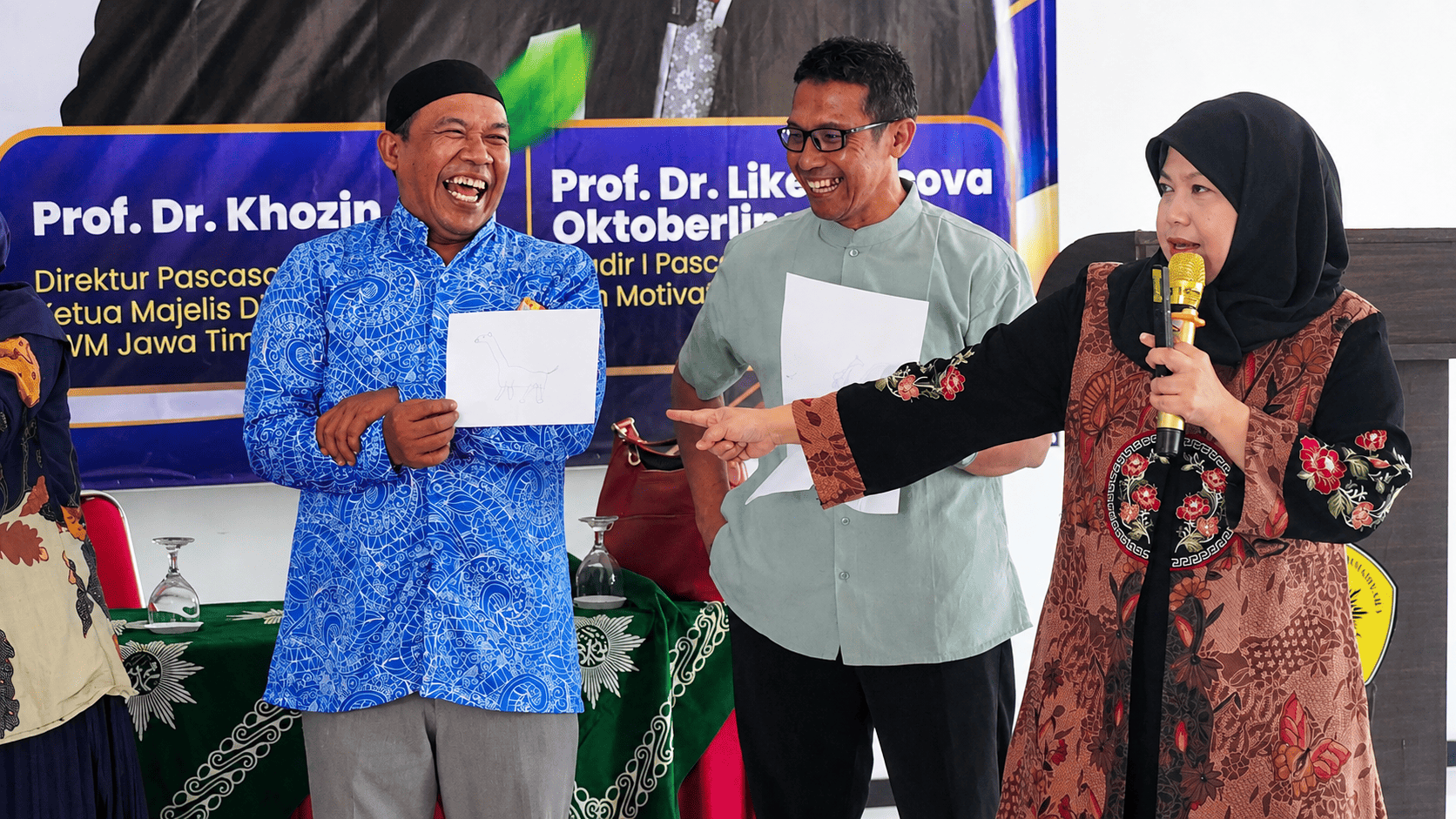 Suasana riang saat games menggambar jerapah dalam sesi Prof. Like.