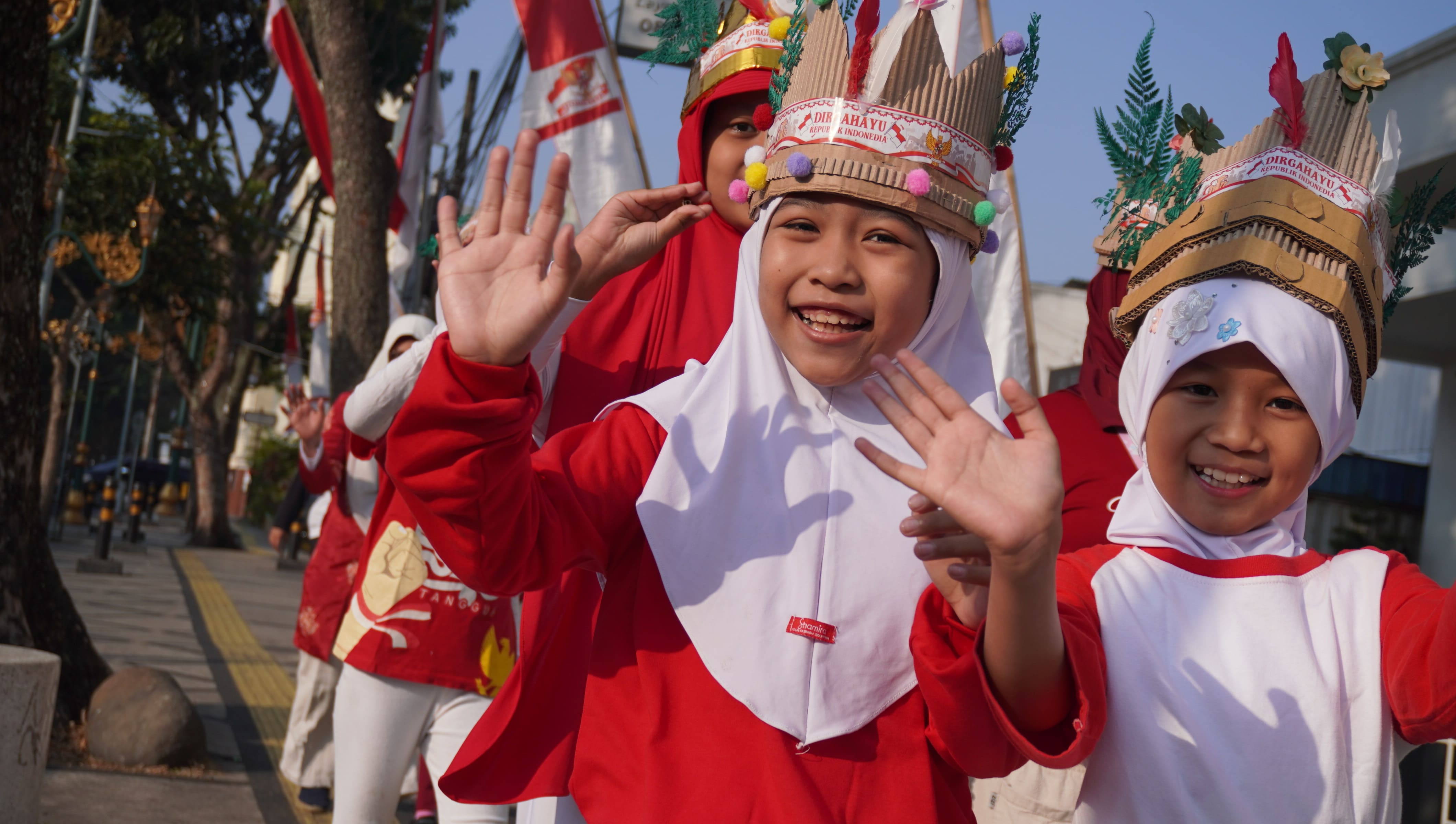 Keriangan murid dalam jalan sehat HUT Ke 81 RI