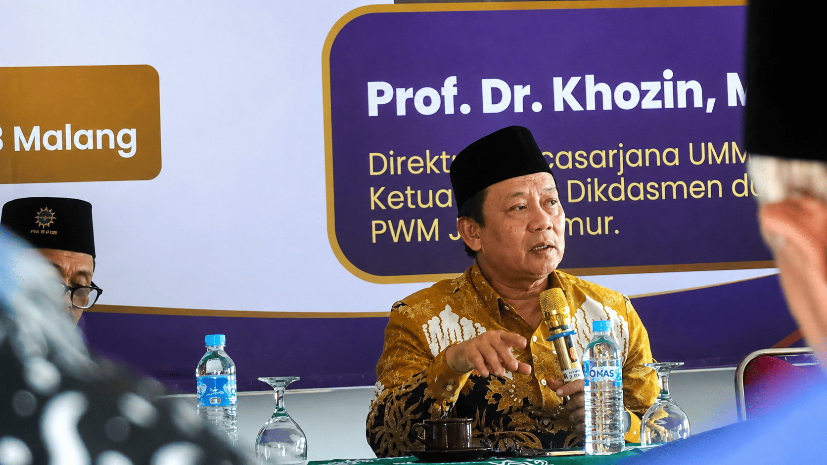 Prof. Dr. Khozin, M.Si saat memberikan materi.