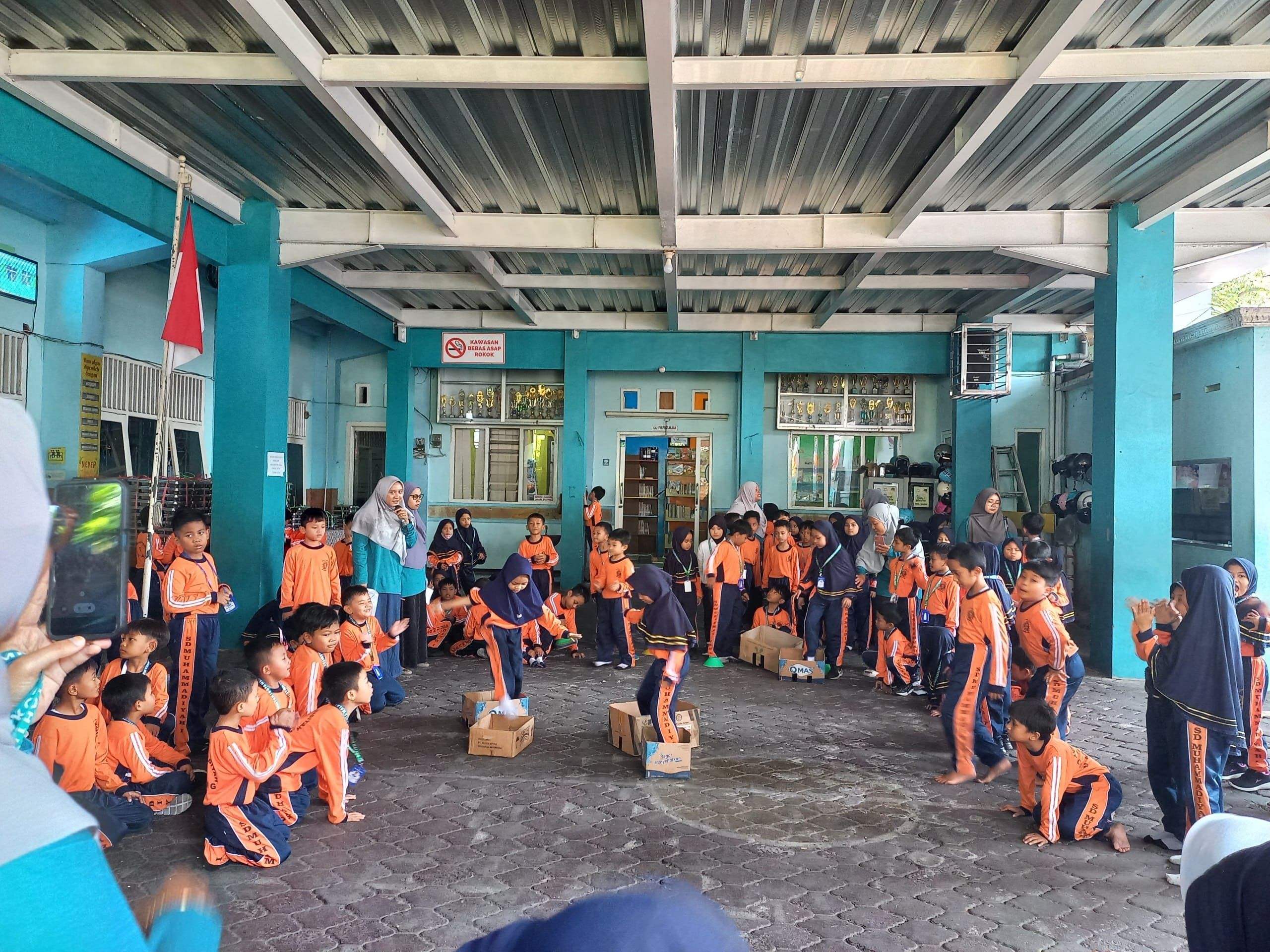 Lomba Estafet Kardus